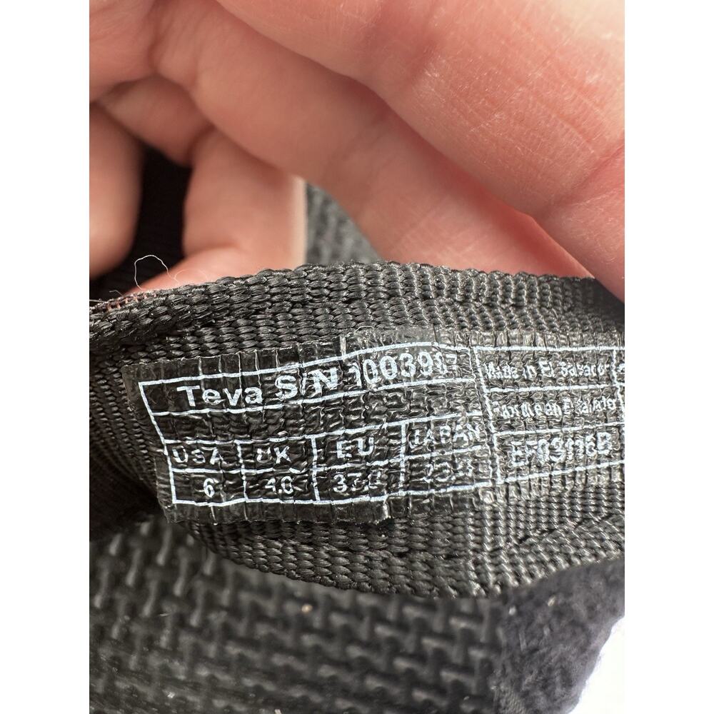 TEVA Women's Original Universal Sandals in Black Size 6 - Picture 4 of 9